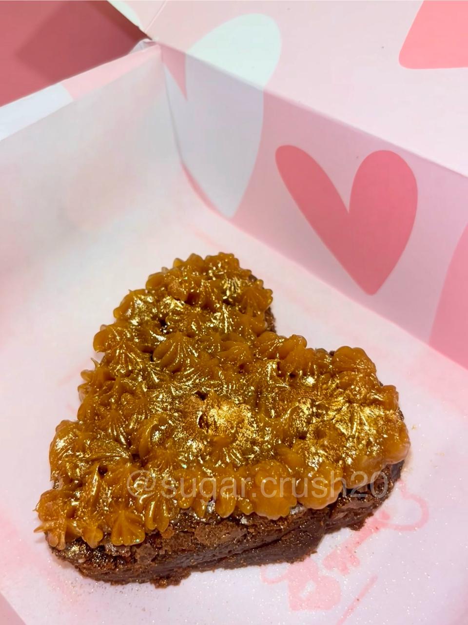 Brownie de chocolate corazón y arequipe